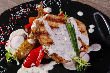 Peynir soslu domuz eti sebze devam eder.