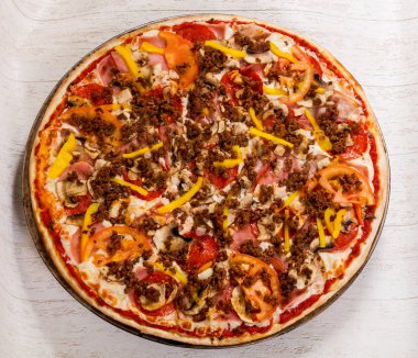 Kıyılmış et ve sebze pizza