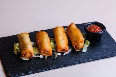 Bahar rulo domates sos ile 