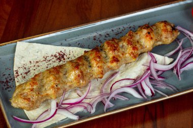 Tavuk kebabı soğan ve beyaz ekmek