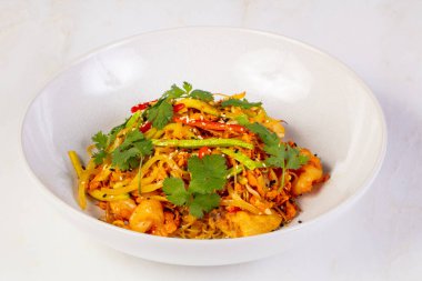 Pirinç noodle ile tavuk ve karides