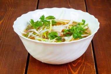 Soğuk Vietnam tavuk çorbası Bun Ga