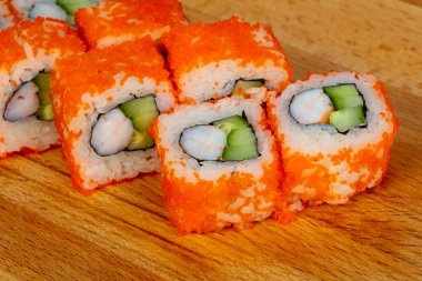 Karides ve tobiko ile rulo