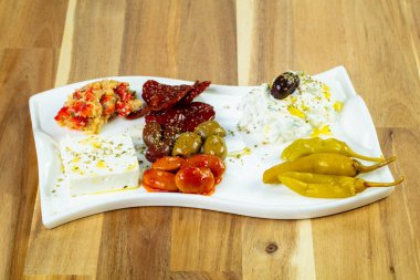 Dzadziki ile Yunan geleneksel meze