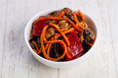 İştah açıcı bir ızgara mantar, havuç ve biber salatası