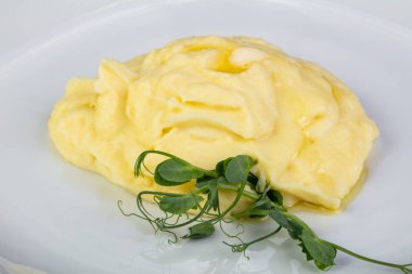 Lezzetli patates püresi otlar ile