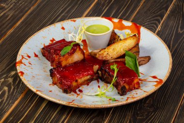 Kavrulmuş domuz kaburga sos ile