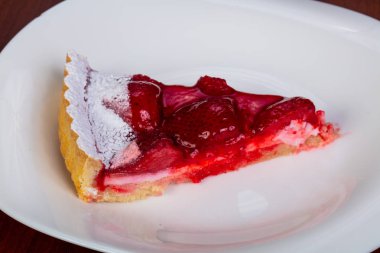 Peynirli Kek çilek beyaz plaka ile