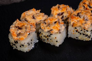 Japon baharatlı suşi ve rulolar