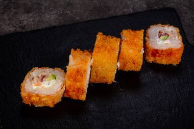 Japonca rulo ile pirinç pişmiş