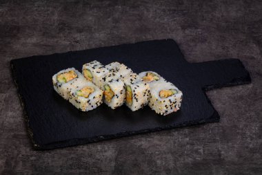 Yengeç eti ile Japon rulo