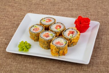 Tempura ton balığı ve avokado ile rulo