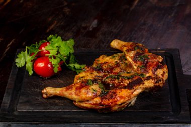 Ahşap üzerine baharat ile ızgara tavuk