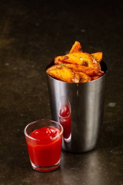 Ahşap arka plan üzerinde soslu kızarmış patates