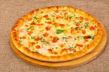 Deniz ürünleri pizza domates ve peynir ile