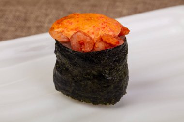 Soslu baharatlı gunkan suşisi.