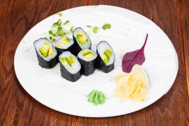 Japon geleneksel soğuk avokado rulo