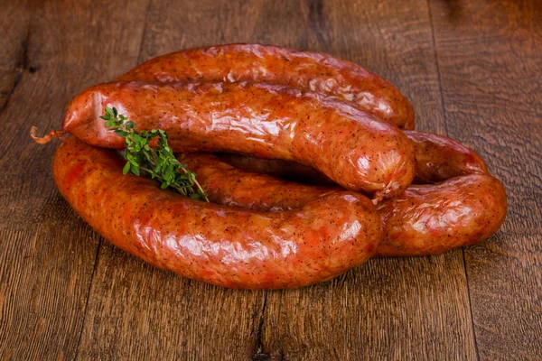 Ahşap arka plan üzerinde domuz sosisi