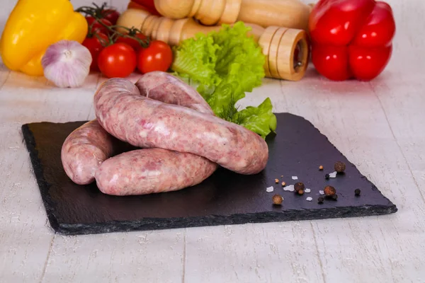 Çiğ domuz sosisi grill için hazır