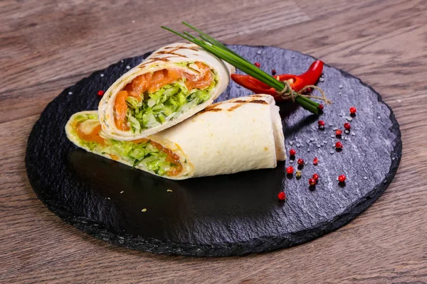 Somon soğan ve kırmızı biber servis tortilla rulo