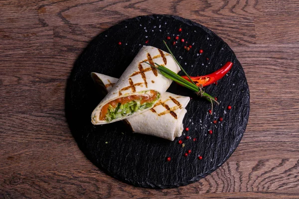 Somon soğan ve kırmızı biber servis tortilla rulo