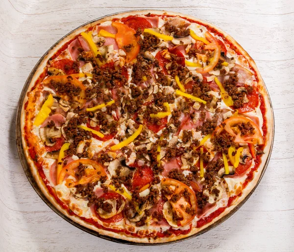 Kıyılmış et ve sebze pizza