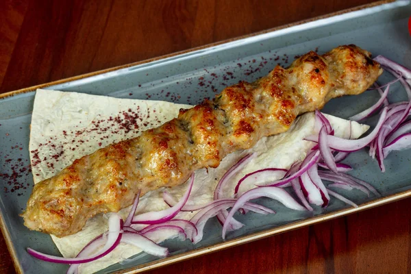 Tavuk kebabı soğan ve beyaz ekmek