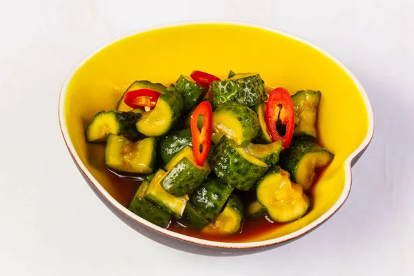 Asya kase içinde salatalık Marine