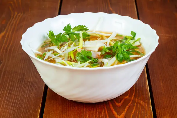 Soğuk Vietnam tavuk çorbası Bun Ga