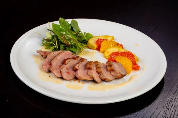 Lezzetli kızarmış ördek göğsü sebzeli