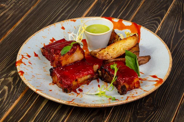 Kavrulmuş domuz kaburga sos ile