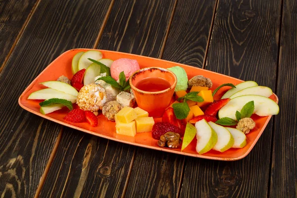 Bal ve meyve ile Peynir tabağı