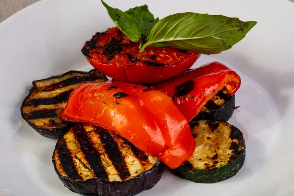 Izgara sebze fesleğen plaka devam eder