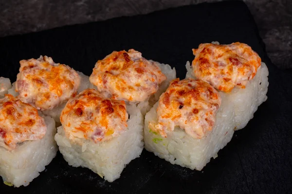 Japon baharatlı suşi ve rulolar