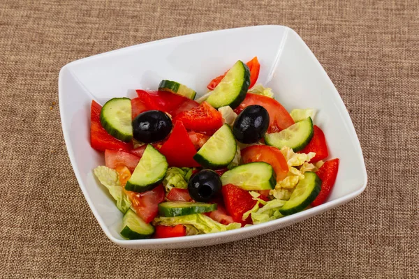 新鲜沙拉配蔬菜和橄榄 — 图库照片