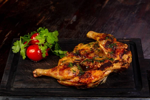 Ahşap üzerine baharat ile ızgara tavuk