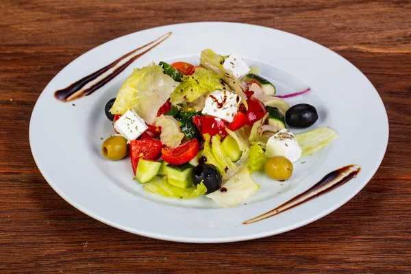 Beyaz peynirli geleneksel Yunan salatası