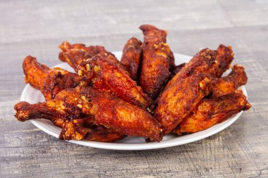 Barbekü kanat baharatlı sos ile