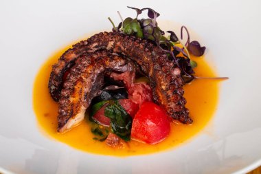 Izgara ahtapot sos ve domates ile