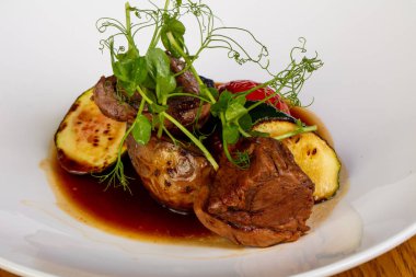 Patates ve soslu biftek