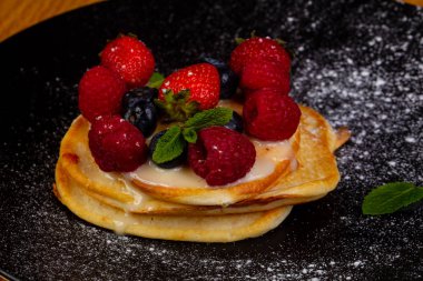 Nane yaprakları krep çilek ile hizmet