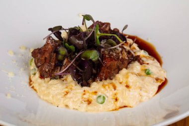 Sığır eti ve otlar ile risotto