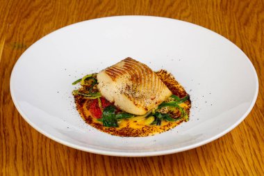 Baharat ile kavrulmuş balık halibut