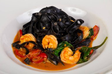 Siyah makarna karides ve domates sos ile