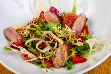 Kavrulmuş ton balıklı salata sebze ile