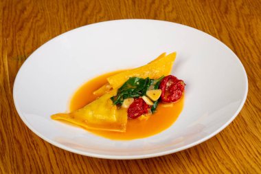 Ispanak ve peynirli Ravioli