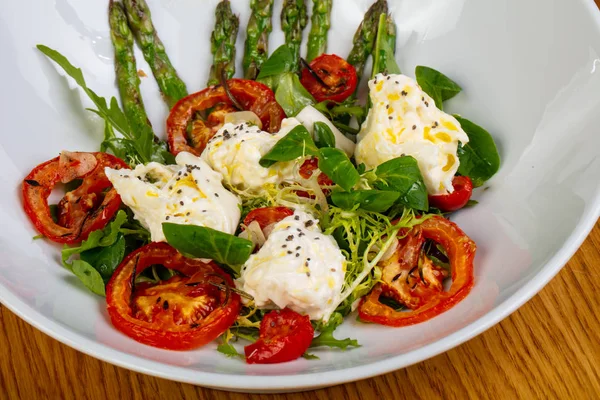 Peynir ve kuşkonmaz ve fesleğen salata