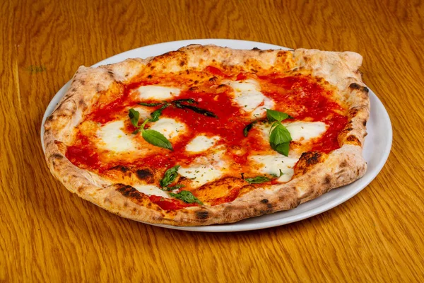 Pizza Margarita peynir ve domates sos ile