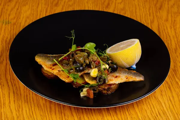 Dorada fileto otlar ve limon ile