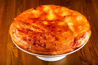 Beyaz yoka pasta peynir ve yumurta ile